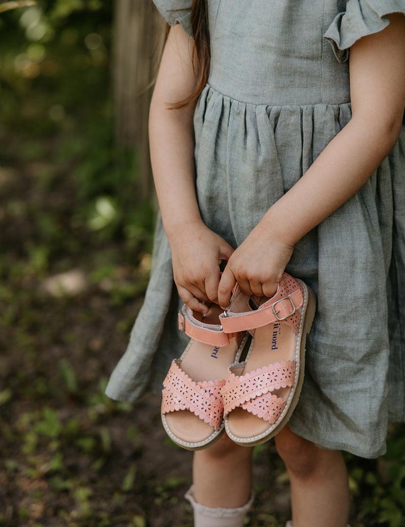 Petit Nord Crossover Scallop Flower Sandals Papaya 085