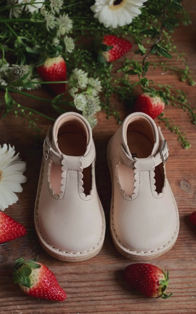 Petit Nord Wild Strawberries T-bar Scallop T-bars and Ballerinas Cream 052